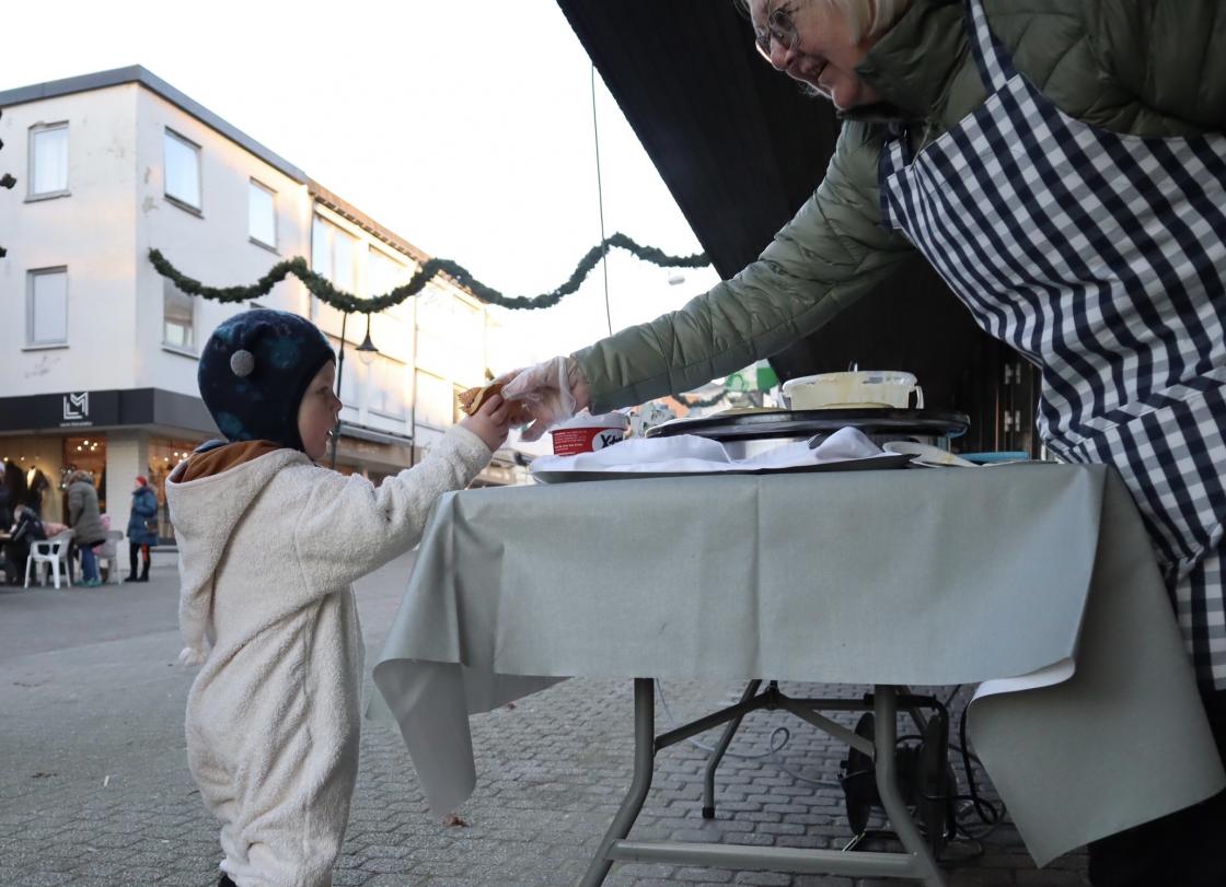 En liten en får mat