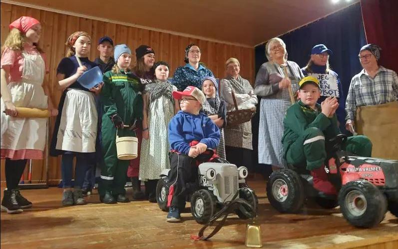 Dovre Bygdekvinnelag serverte tradisjonsmat og hadde mannekengoppvisning med klær som ble brukt i fjøset fra gammelt av og fram til i dag.