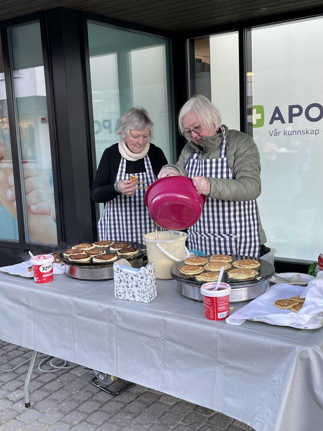 Astrid og Bente stekte lapper.