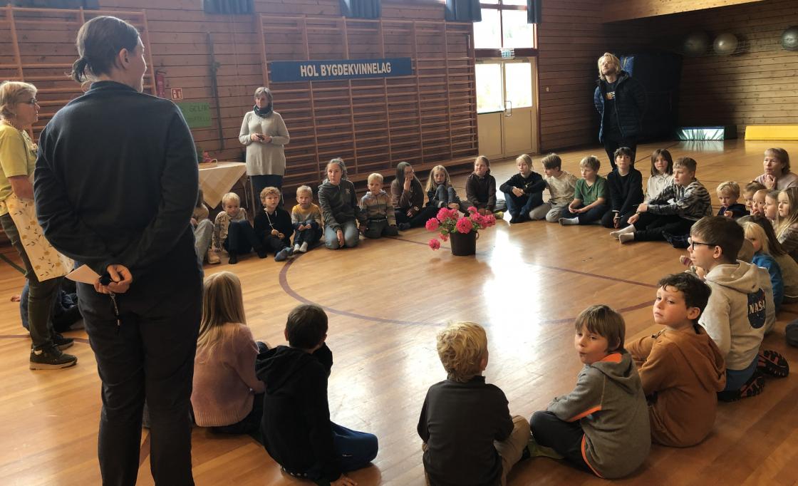 Hol Bygdekvinnelag serverte formiddagsmat til alle på barneskulen i Hol og barnehagebarn. Hol Bygdekvinnelag serverte formiddagsmat til alle på barneskula i Hol og barnehagebarn.