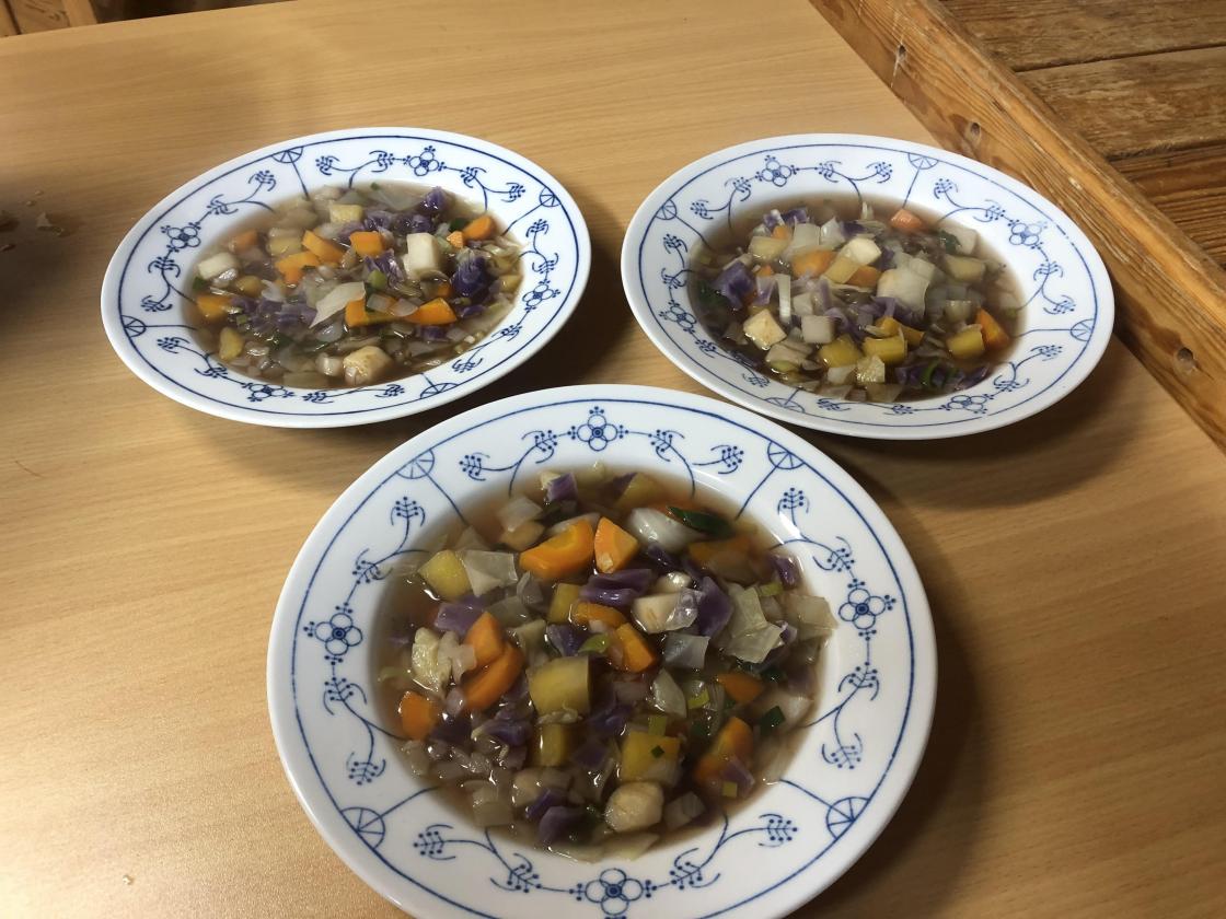 Nydelig grønnsakssuppe med hjemmelagd elgkraft