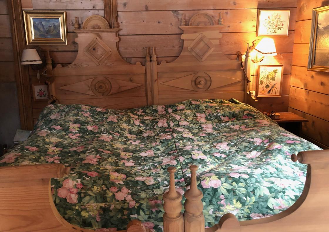 Fine tømmerveggar på soveromma.