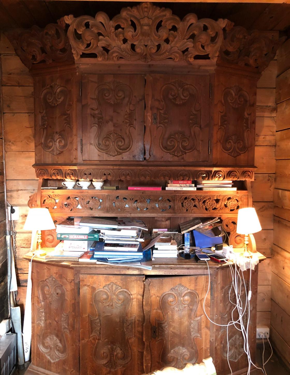 Flott, gamalt skap som er i god stand.