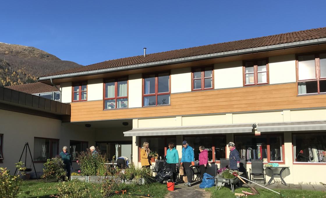 10 aktive dugnadsfolk stilte opp med hagereiskap og godt humør..