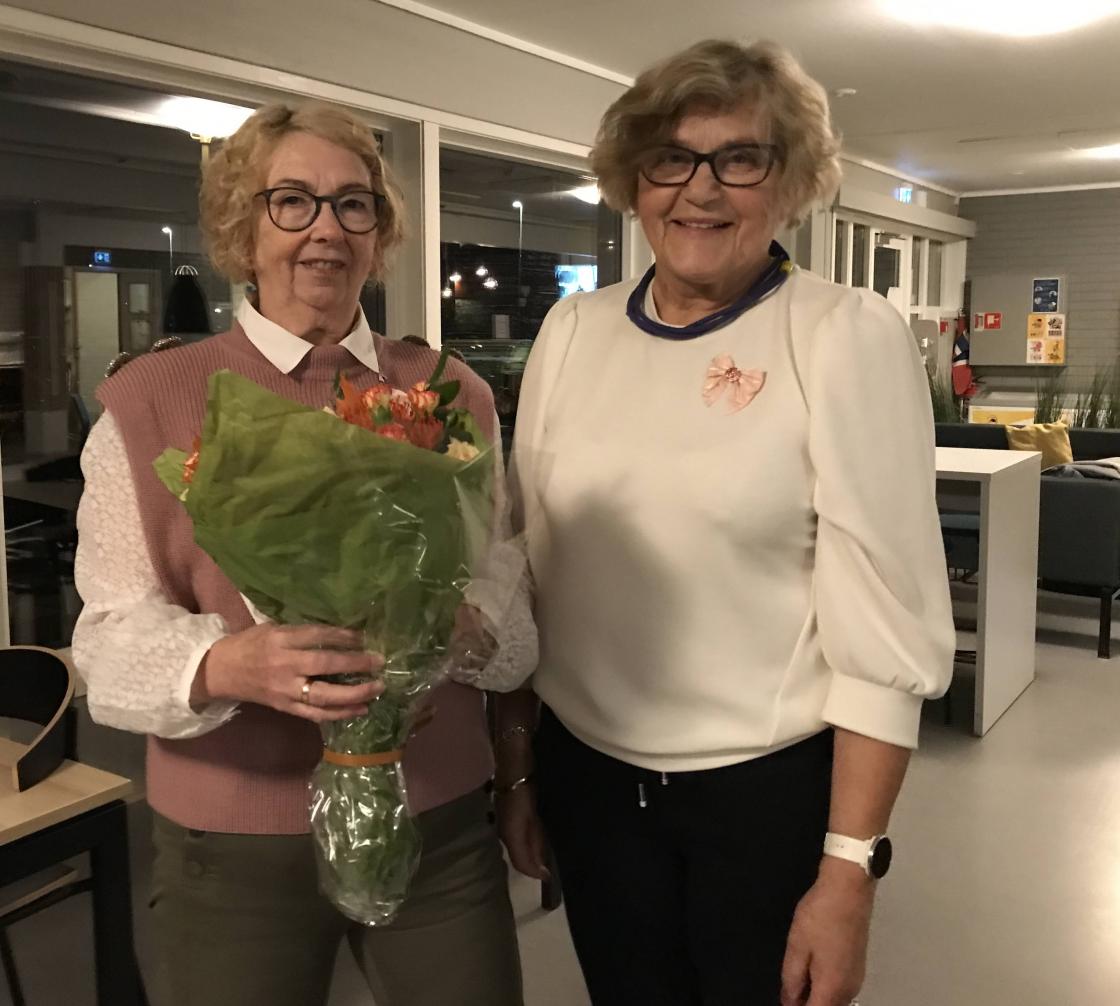 Nelly takkar for seg i styret, får blomster og fine ord!