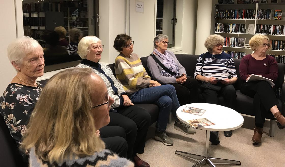 Nokre fekk plass i sofaen.