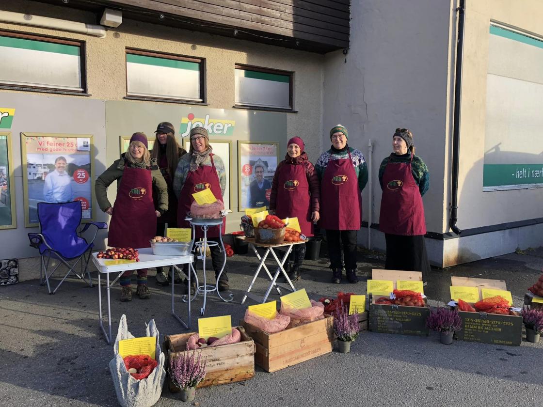 Målselv Bygdekvinner har hjerte for lokale råvarer. De arrangerte potetutstilling og fylkesmesterskap i potetskrelling på VÅR DAG. Målselv bygdekvinner har hjerte for lokale råvarer. De arrangerte potetutstilling og fylkesmesterskap i potetskrelling på VÅR DAG.