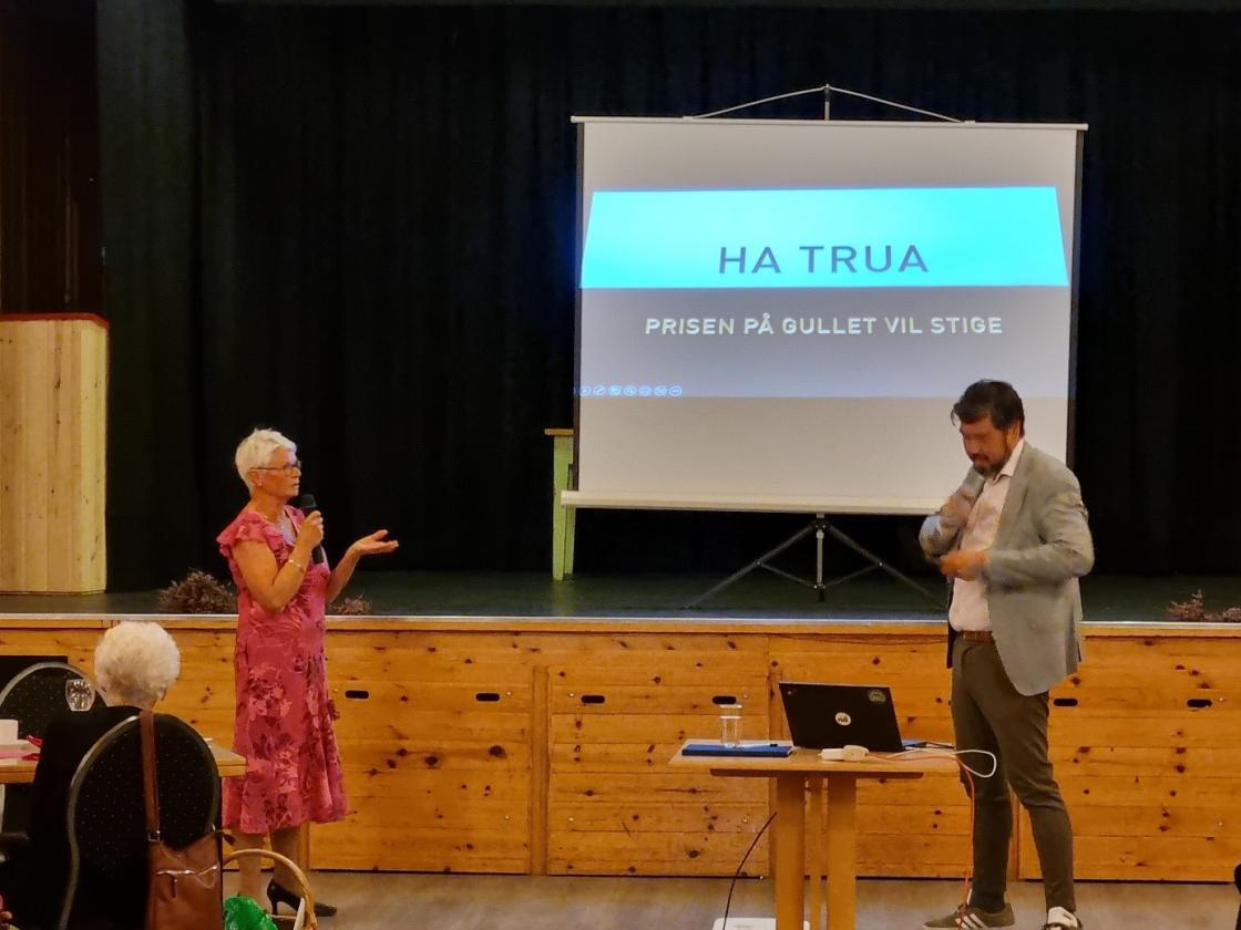 Bygdekvinnelagene i Ringsaker hadde invitert Hai Hang for å fortelle hvordan det er å være flyktning i Norge. Budskapet fra Hai er at åpenhet for kulturforskjeller og forståelse av disse går begge veier - mellom majoritets- og minoritetsbefolkningen. Bygdekvinnene i Ringsaker hadde invitert Hai Hang for å fortelle hvordan det er å være flyktning i Norge. Budskapet fra Hai er at åpenhet for kulturforskjeller og forståelse av disse går begge veier - mellom majoritets- og minoritetsbefolkningen.
