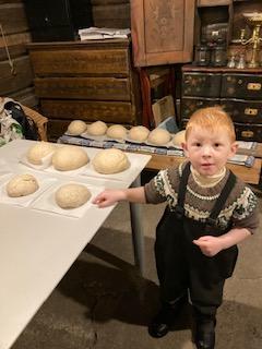Sande Bygdekvinnelag hadde arrangement på bryggerhuset på prestegården der barn og voksne fikk bake sine egne brød. Sande Bygdekvinnelag hadde arrangement på bryggerhuset på prestegården der barn og voksne fikk bake sine egne brød.