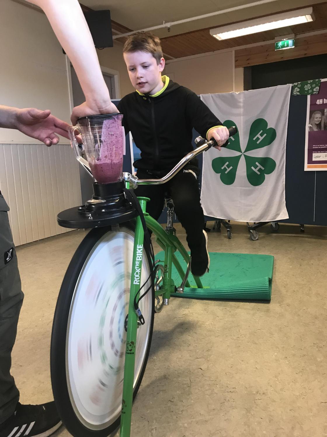 Sandvollan Bygdekvinnelag samarbeidet med Framtid 4H om familiedag på samfunnshuset. 4H monterte opp smoothie-sykkelen sin, slik at barn og unge kunne sykle seg en smoothie. Sandvollan Bygdekvinnelag samarbeidet med Framtid 4H om åpne familiedag på samfunnshuset. 4H monterte opp smoothie-sykkelen sin, slik at barn og unge kunne sykle seg en smoothie.