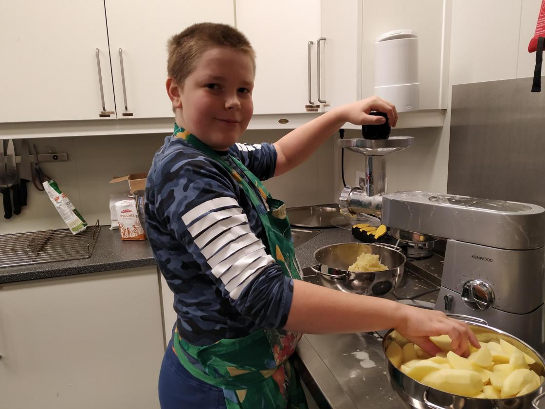 Skaugdal Bygdekvinnelag laget og serverte byggmjølsgrøt og potetball med duppe og bacon sammen med elever på Skaugdal Montessoriskole. Skaugdal Bygdekvinnelag laget og serverte byggmjølsgrøt og potetball med duppe og bacon sammen med elever på Skaugdal Montessoriskole.