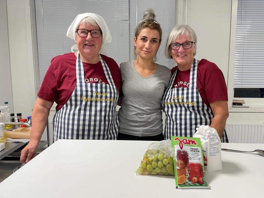 Stord Bygdekvinnelag hadde bollebaking og syltetøylaging på programmet. Her er fornøyde Peggy, Meyada og Alfhild. Stord Bygdekvinnelag hadde bollebaking og syltetøylaging på programmet. Her ser du fornøyde Peggy, Meyada og Alfhild.