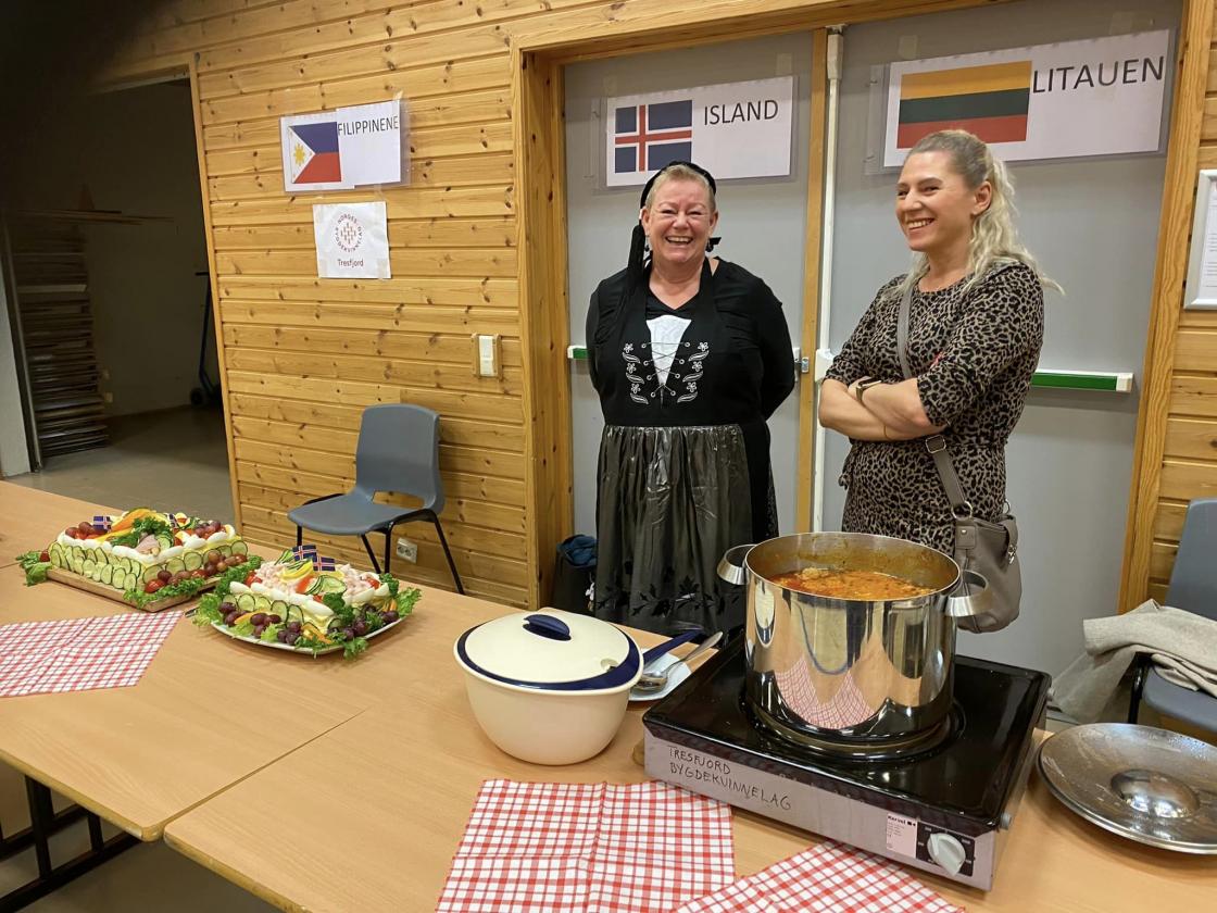 Tresfjord Bygdekvinnelag lagde og serverte mat fra forskjellige verdenshjørner. Tresfjord Bygdekvinnelag lagde og serverte mat fra forskjellige verdenshjørner.