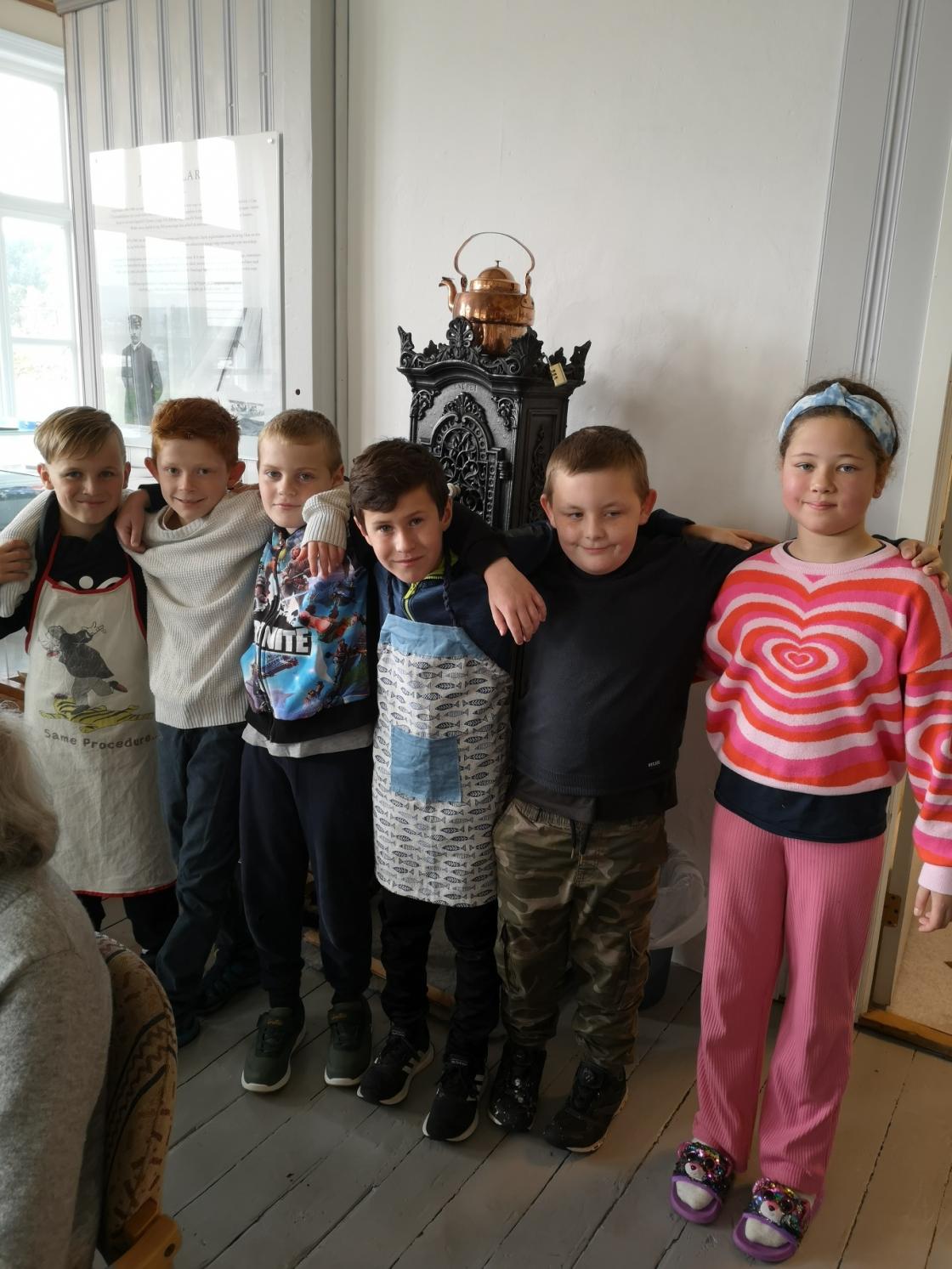 Tysnes Bygdekvinnelag hadde arrangement på Gamle Tinghuset på Tysnes. Skoleelever fra Uggdal skule hadde bakt flatbrød og kuttet grønnsaker til suppe. Tysnes Bygdekvinnelag hadde arrangement på Gamle Tinghuset på Tysnes. Skoleelever fra Uggdal skule hadde bakt flatbrød og kuttet grønnsaker til suppe.