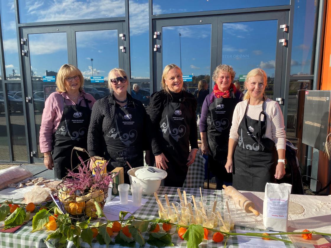 Vestby Bygdekvinnelag sto på stand utenfor Vestby storsenter og fortalte om bærekraftig matkunnskap mens de serverte byggdessert. Vestby Bygdekvinnelag sto på stand utenfor Vestby storsenter og fortalte om bærekraftig matkunnskap mens de serverte byggdessert.