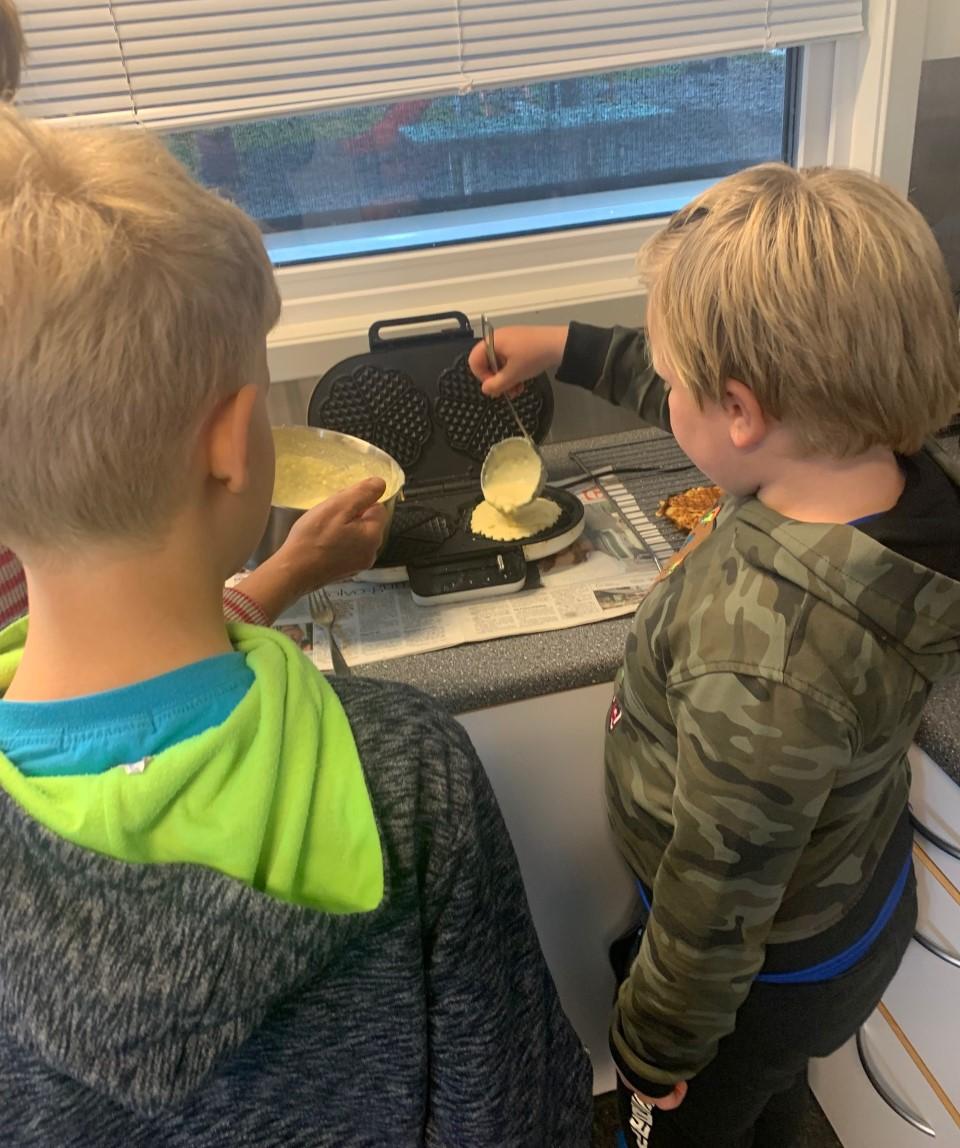Poteten var tema da Brandval Bygdekvinnelag inviterte barneskolen til matlagingsdag. Sammen lagde de potetvafler og trollkrem. Poteten var tema da Brandval Bygdekvinnelag inviterte barneskolen til matlagingsdag. Sammen lagde de potetvafler og trollkrem.