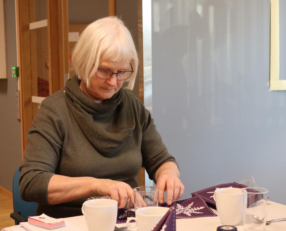 Berit bretter servietter.