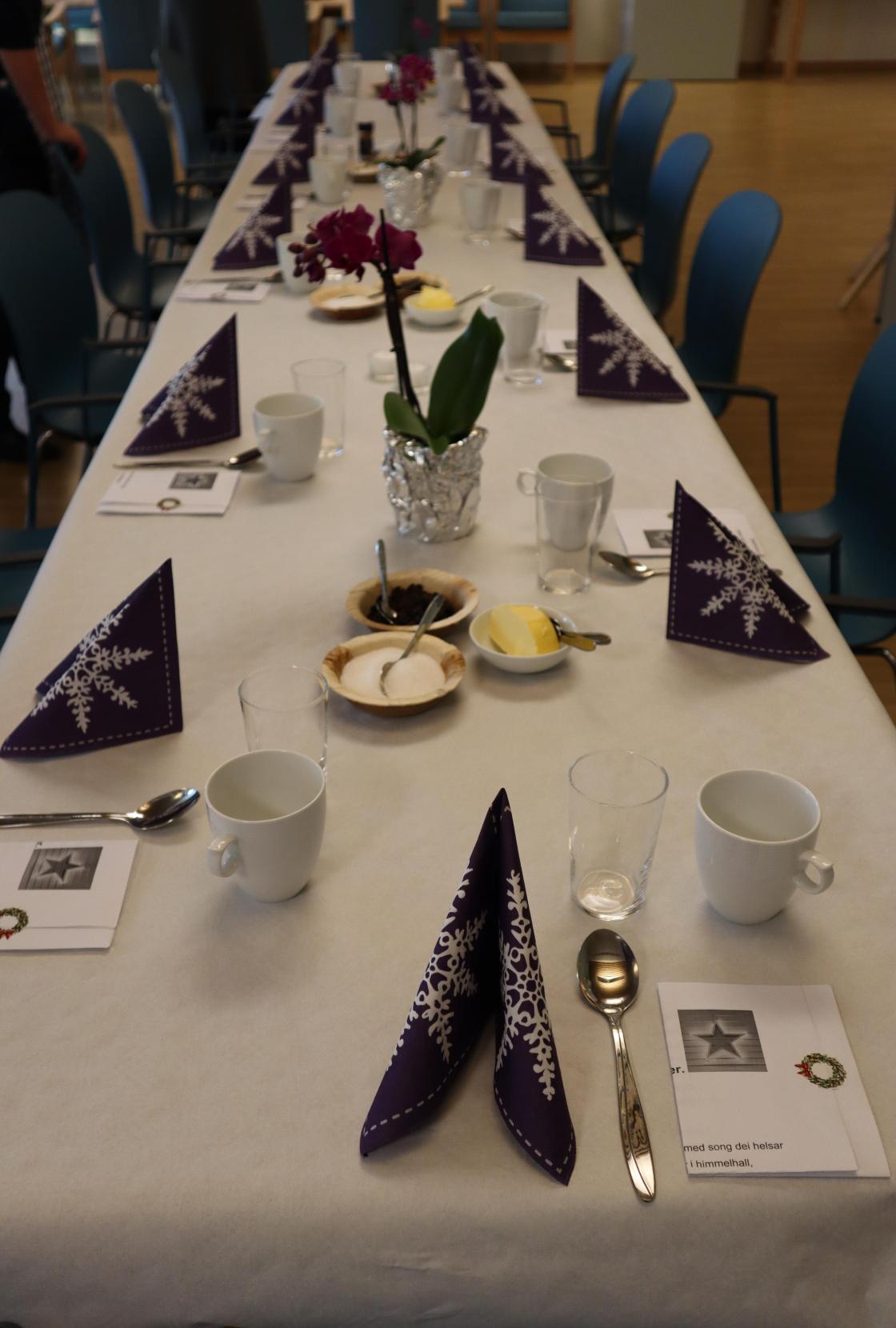 Mariann og Berit dekket nydelig bord.