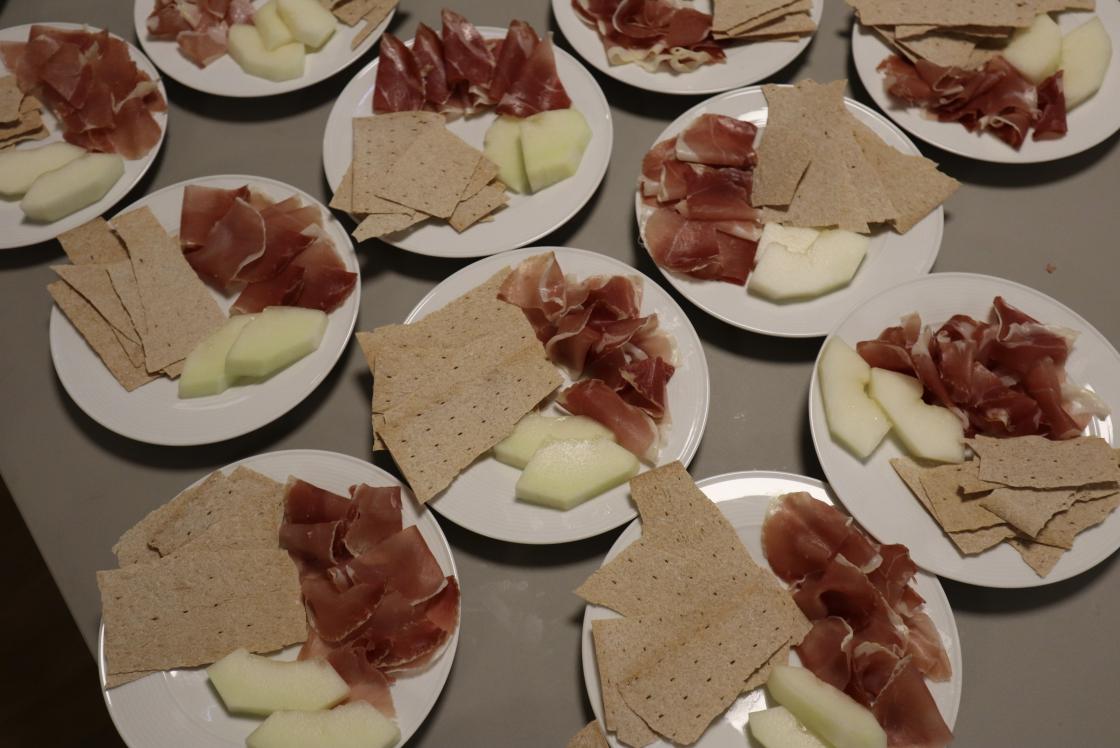 Rigmor, Peggy og Alfhild la opp 40 speketallerkener.