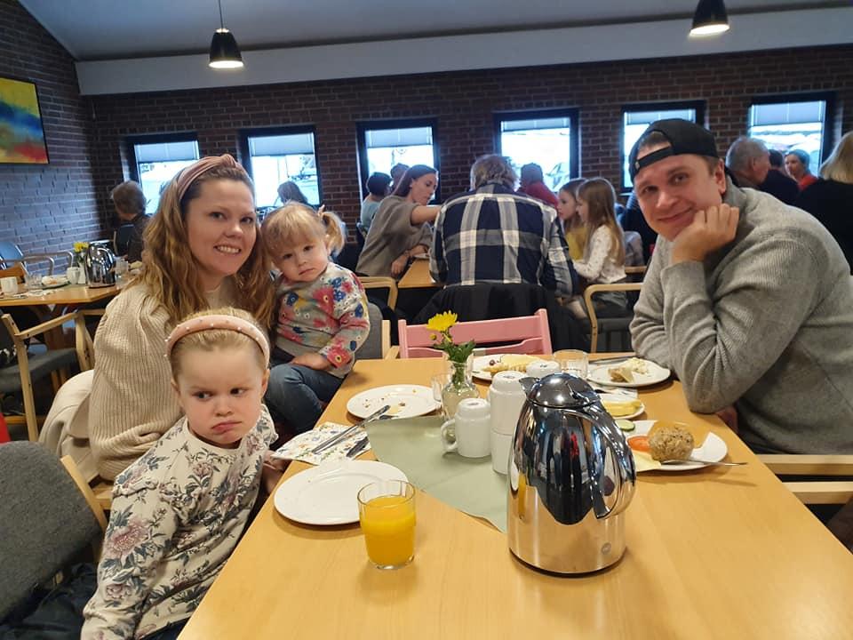 Når vi inviterer heile bygda på frukost, møtast små og store.