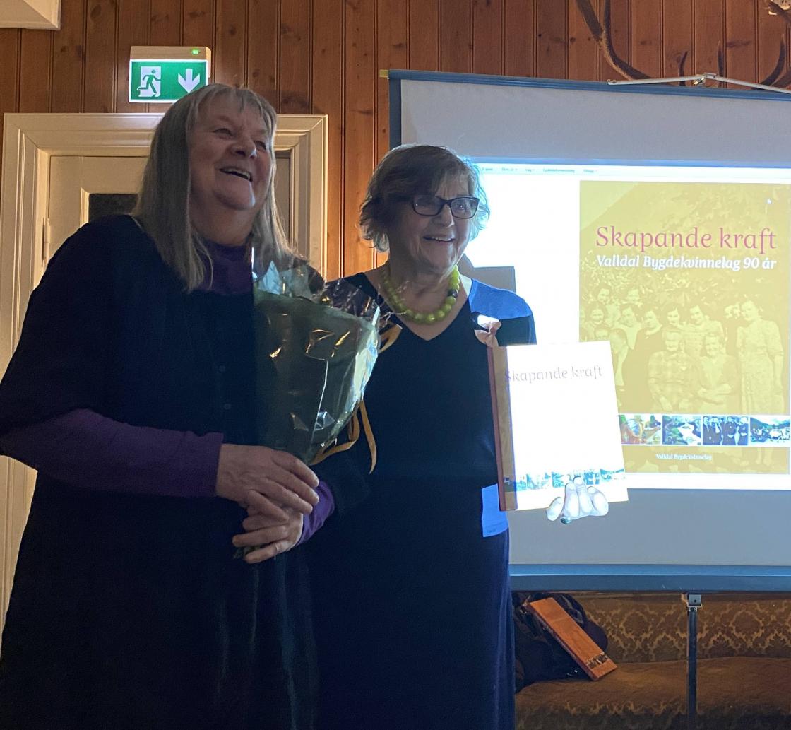 Blomster og fine takkeord til Randi Flø.