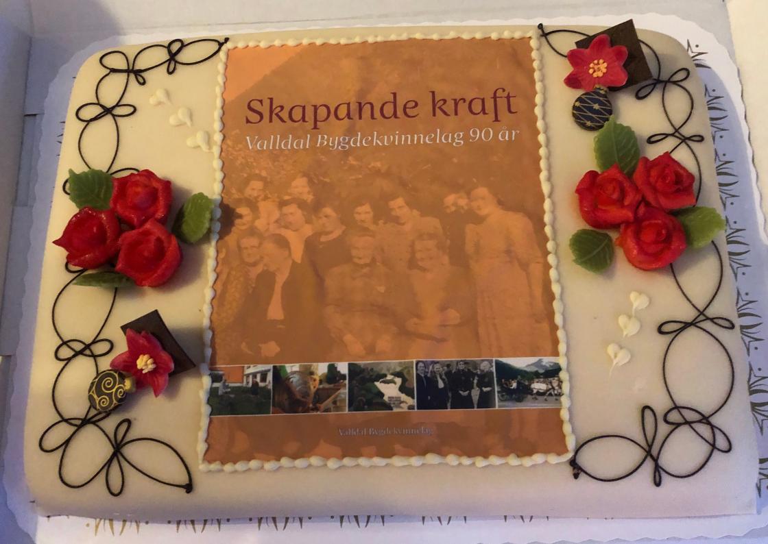 Flott kake med boka og roser som pynt frå Sylteormen Bakeri.