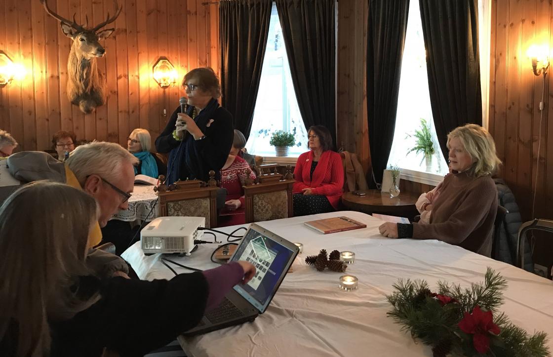 Solveig ynskte velkomen og fortalde om opptakta til boka.