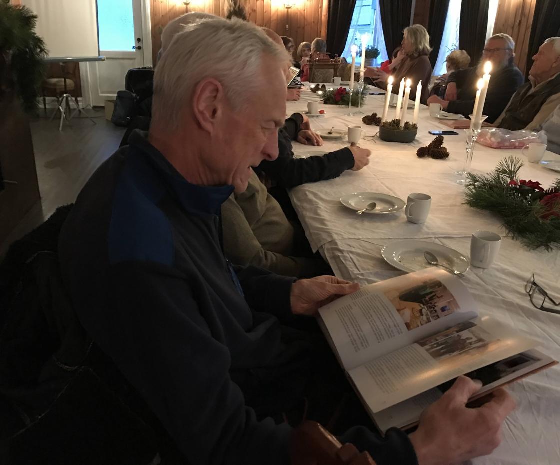 Aksel Døving fann slektningar og kjende i boka.