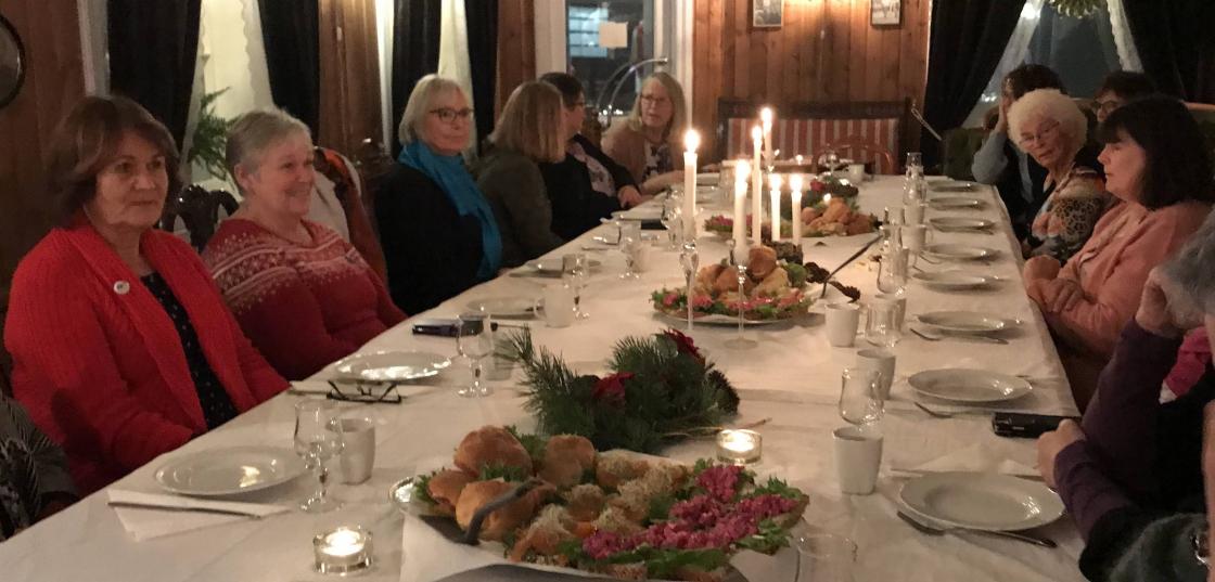 Mange var svoltne etter boklanseringa, så vi starta med mat.