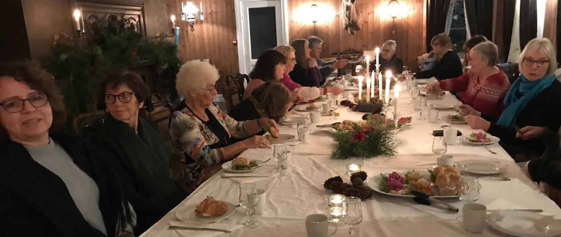 Mange samla rundt koseleg langbord.