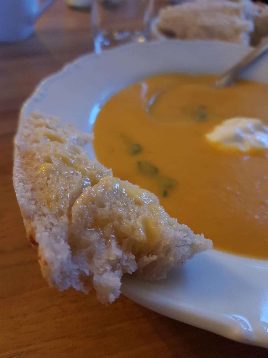 Møtemat; suppe og nystekt surdeigsbrød. Nydeleg!