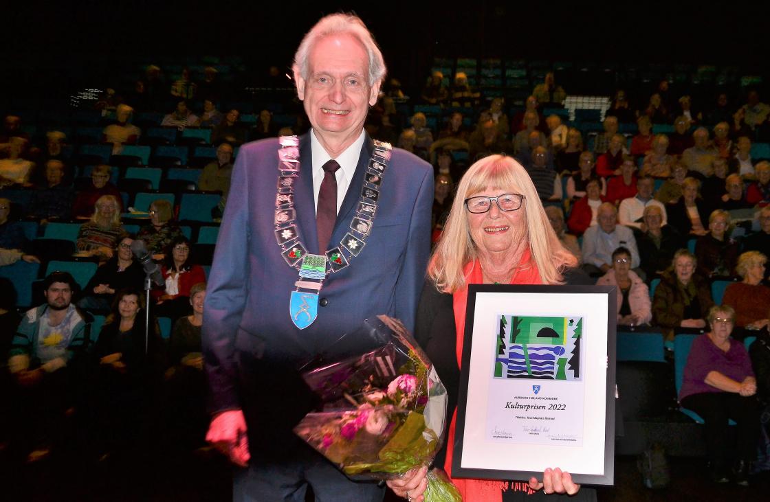 Viktig samfunnsaktør og bidragsyter i Aurskog-Høland Bygdekvinnelag og i Norges Bygdekvinnelag, Tove Magnæs Bolstad, ble tildelt Kulturprisen i Aurskog-Høland kommune. Foto: Øivind Eriksen, Indre Akershus Blad.
