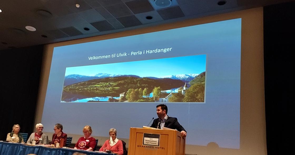 Ordører Hans Petter Thorbjørnsen ynskjer velkomen til bygda  - Foto Annlaug Midtrød