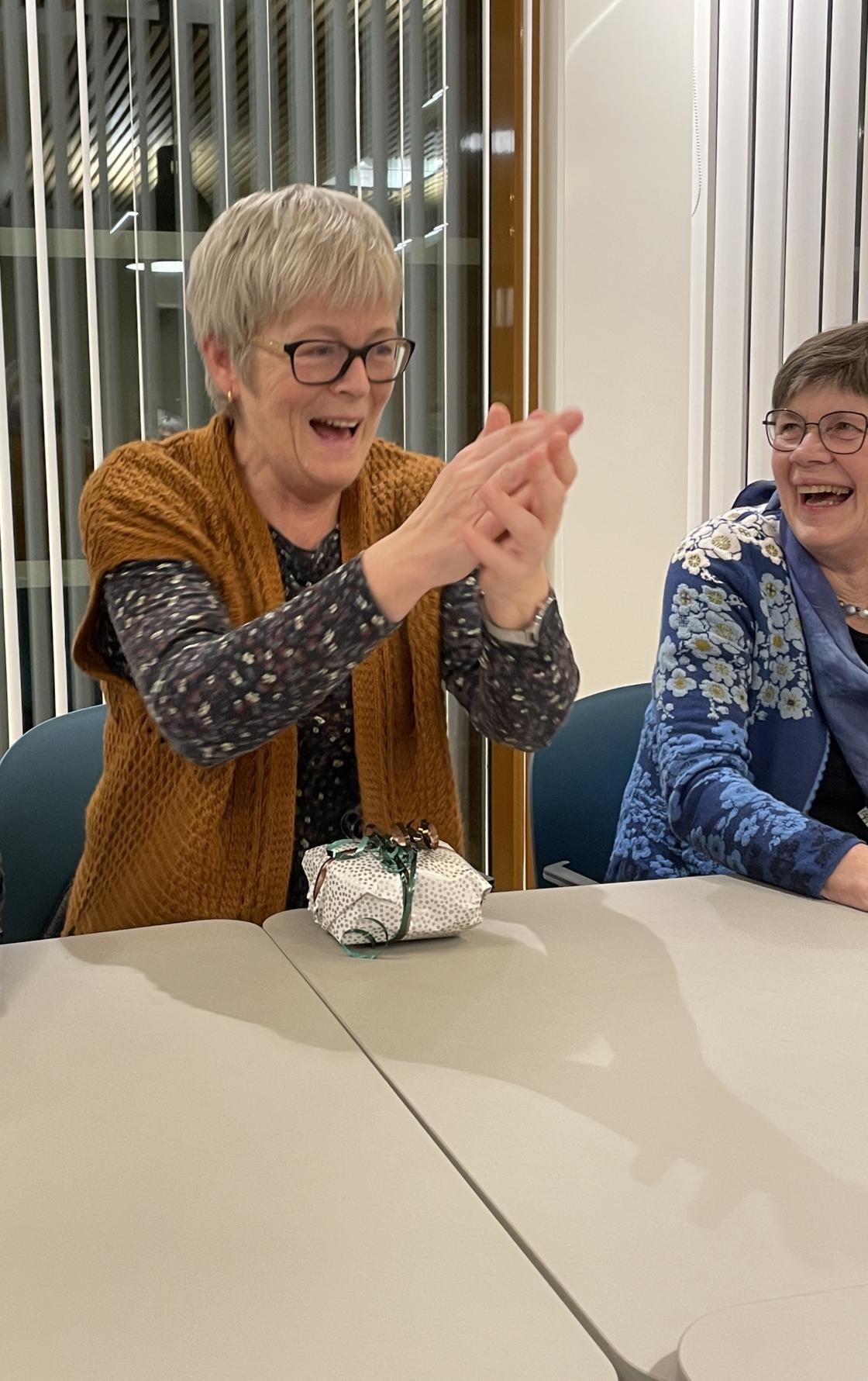 Godt humør smitter. Hilde og Tora.