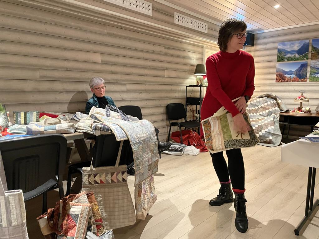 Dame viser fram veske/handlenett av gjenbrukt stoff.