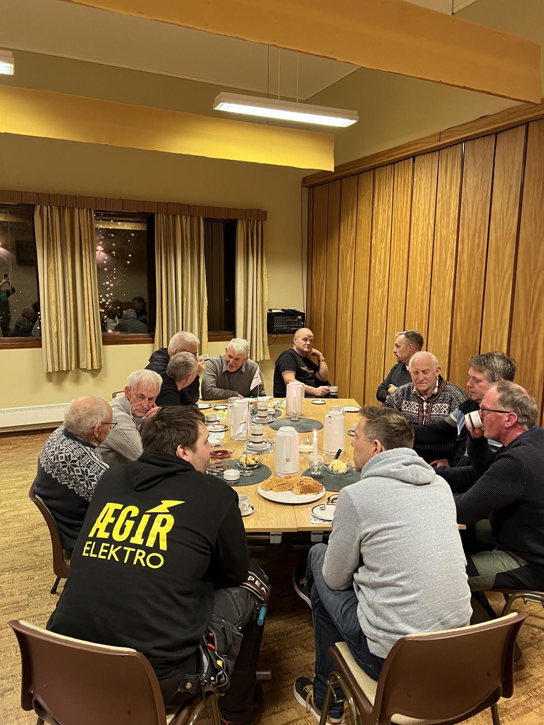 Karene diskuterer sine tema.