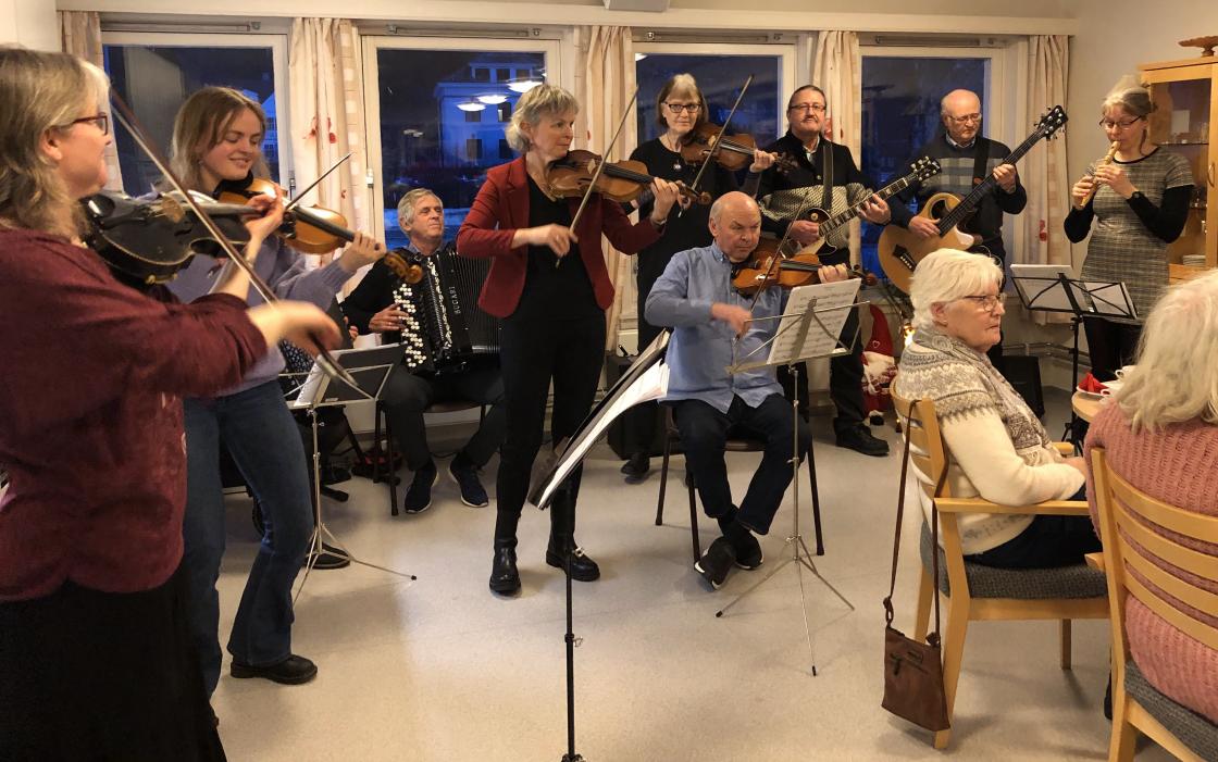 Valldal Spelmannslag i storform, stilte opp gratis.