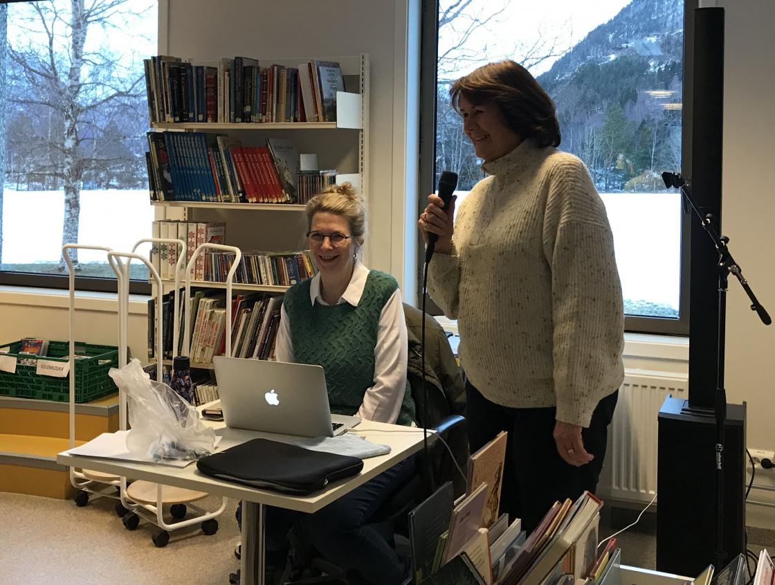 Eva Hilde og Bjørg var klar med spørsmål, kaffi og kaker!