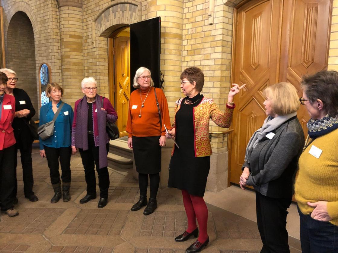 Kathrine guided oss denne fredags ettermiddagen. Hun sitter på Vestfoldbenken for Senterpartiet og er med i laget vårt.