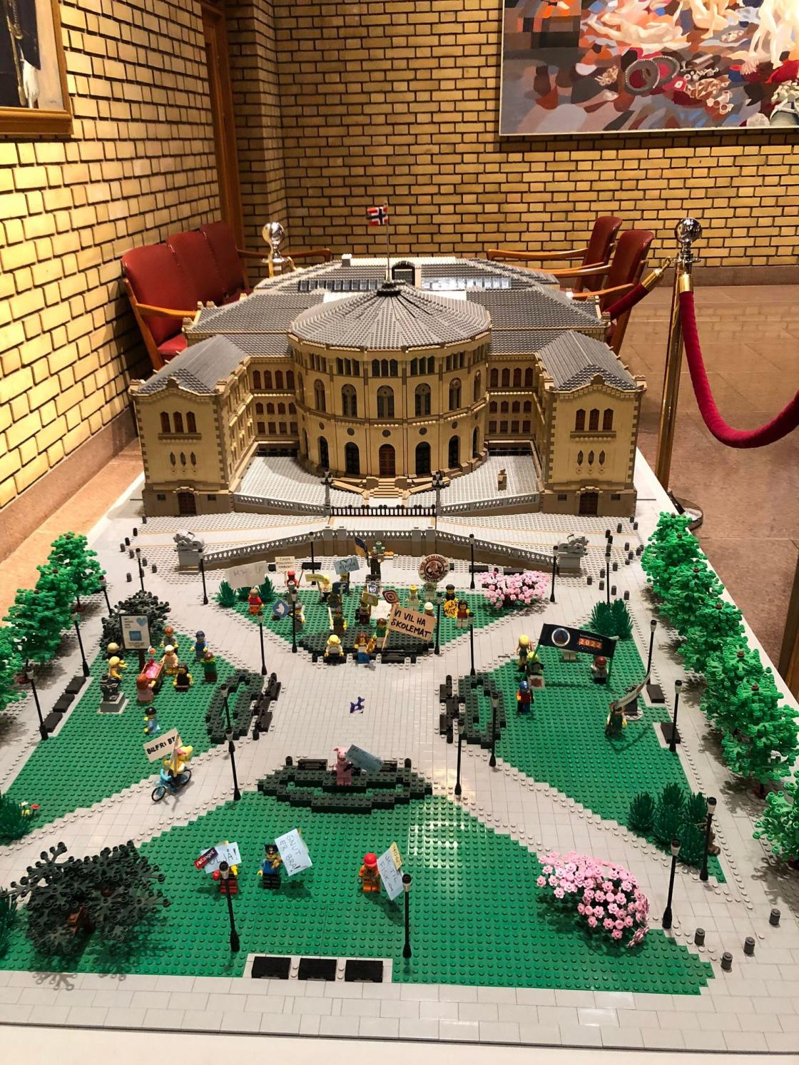 Legovarianten av Norges Stortinget var det første som møtte osspå omvisningen Kathrine tok oss med på.