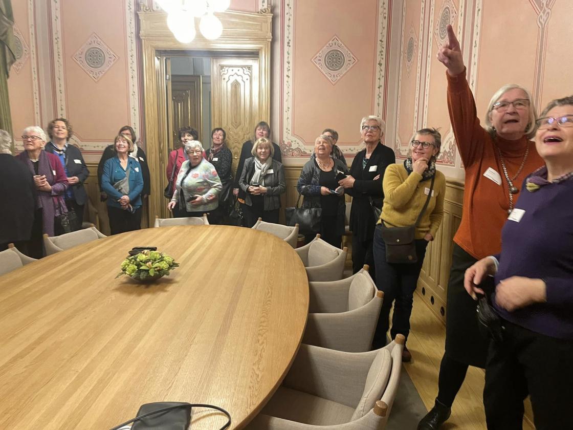Der er dompappen! Kristine og Anne Berit fant den lille detaljen over døra.