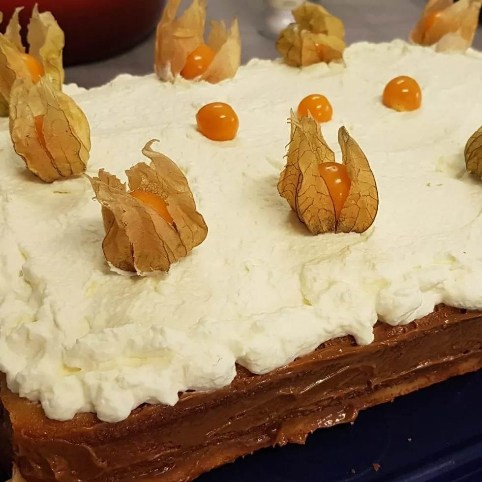 Quinoakake pyntet med physalis