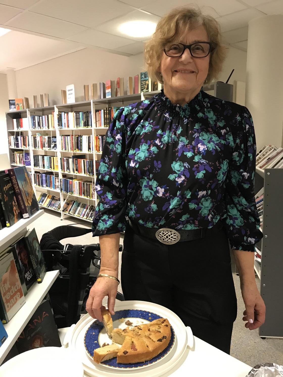 Solveig klar for kake.