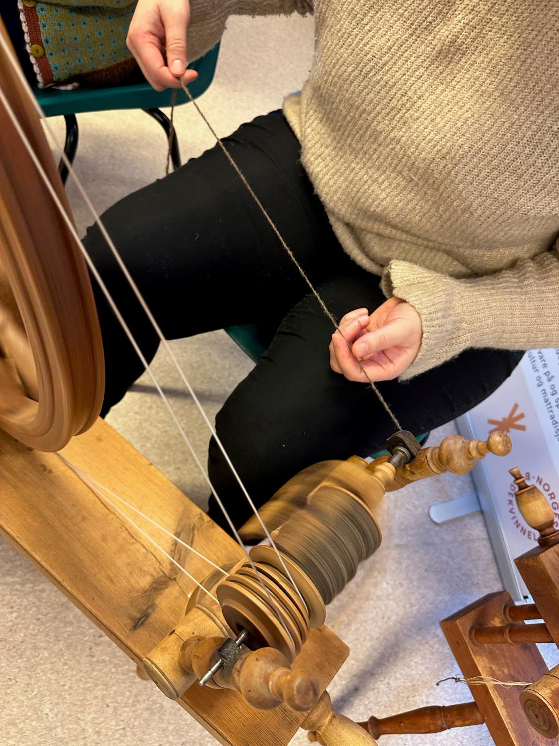 Spinning på rokk. Det er spennende å se hvordan ulla skapes om til garn. Foto: Grethe Skar.
