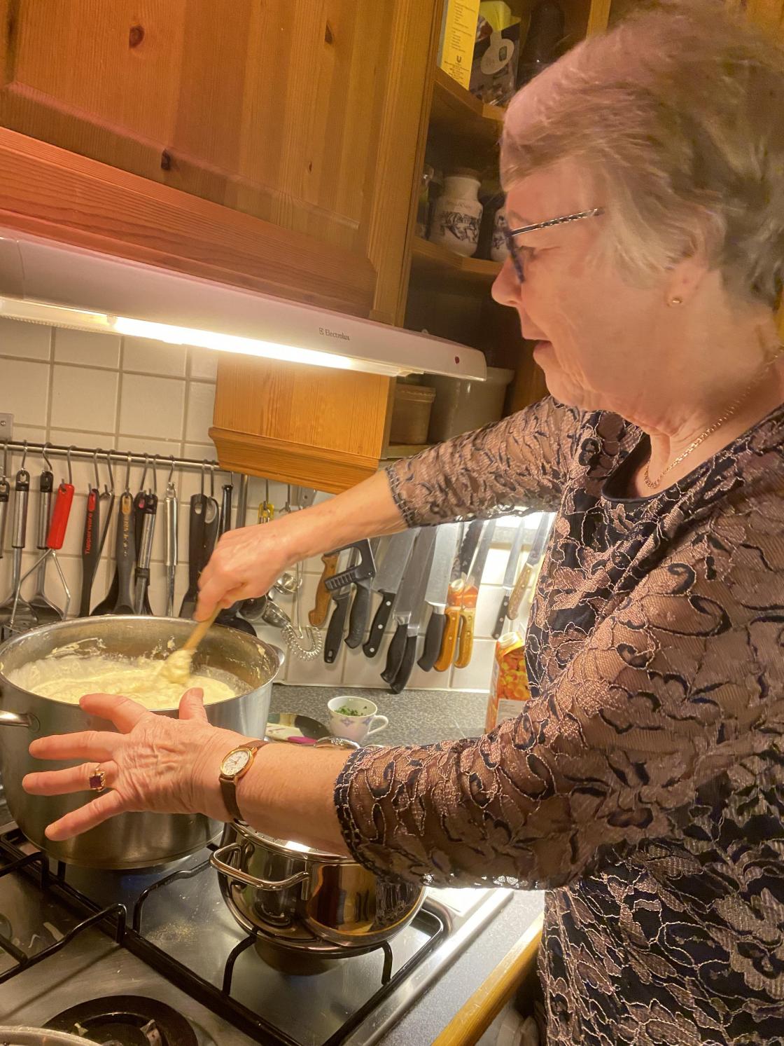 Brynhild gjør potetstappa ferdig