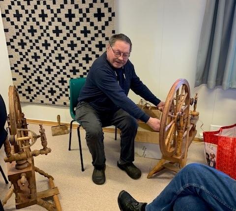 Eksperthjelp: Ole Lillemo sjekker og reparer gode gamle rokker. Foto: Vigdis Fagerjord.