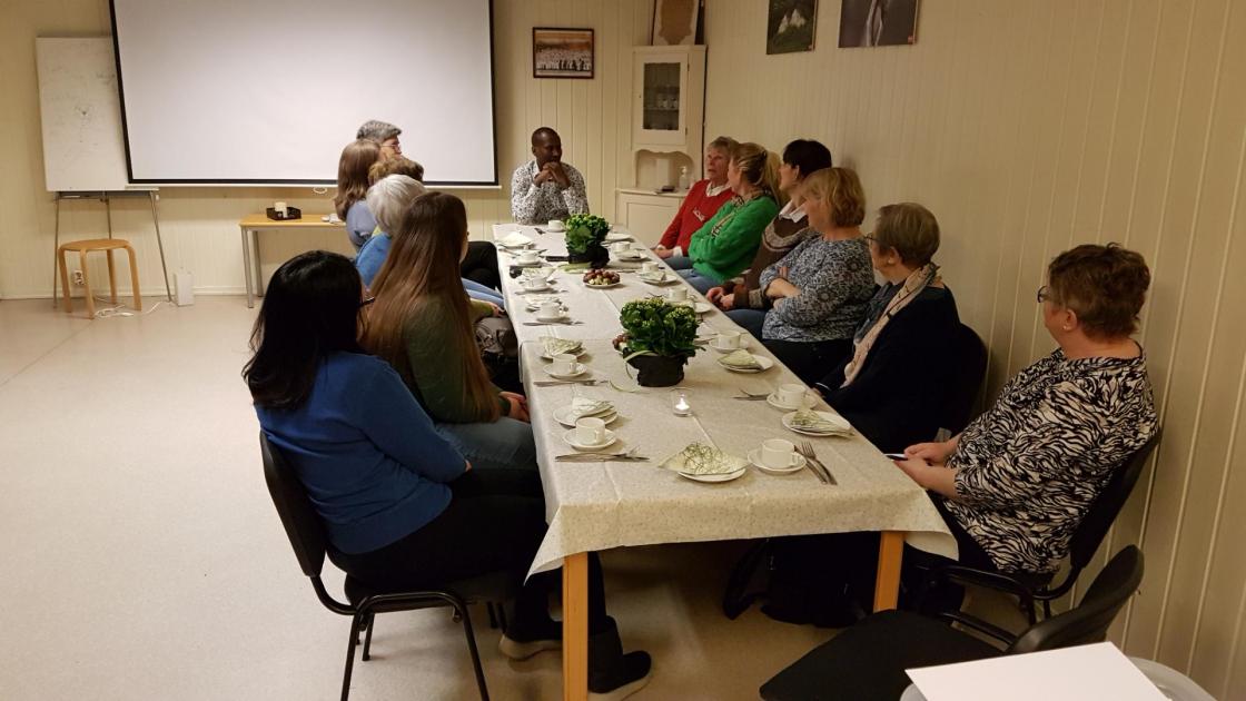 Bygdekvinnemøte 8.02.2023. Odda Bygdekvinnelag hadde møte den 8.02.2023 med tema Gjenvinning. Vi hadde hyggeleg besøk av Innocent Amani frå Miljøstasjonen i Ullensvang kommune. Han informerte oss om korleis vi skulle handsame plast, mat og anna avfall. Sjå referat.