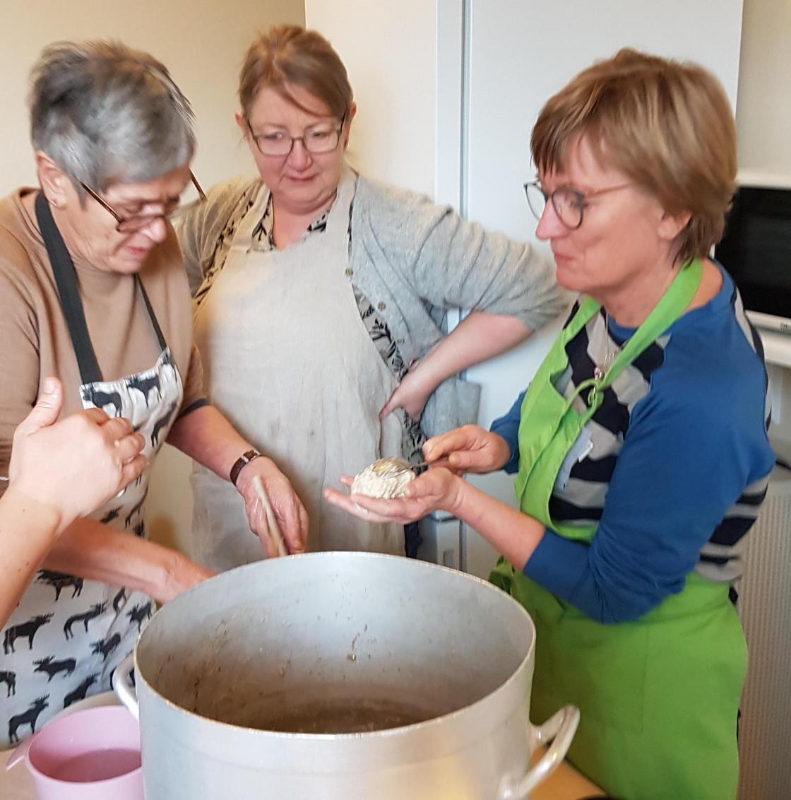 På matkurset var det gode lærekrefter som delte mye spennende kunnskap. Vi lært hvordan lage komle (potetklubb, kompe),  potet kaker, eplemat (lokalmatrett med basis med poteter og kjøttrester), sviskegrøt og surdeigsbaking. Foto: Sandnes Bygdekvinnelag.