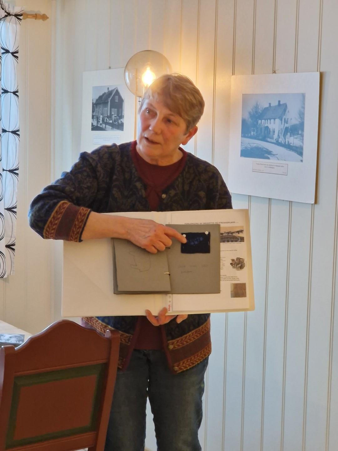 Bente Ødegård viser eksempler fra Fikselaug