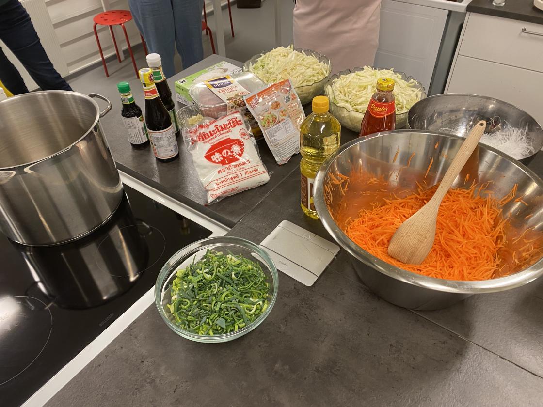 Flere finsnitta ingredienser, sauser og smaksforsterkere